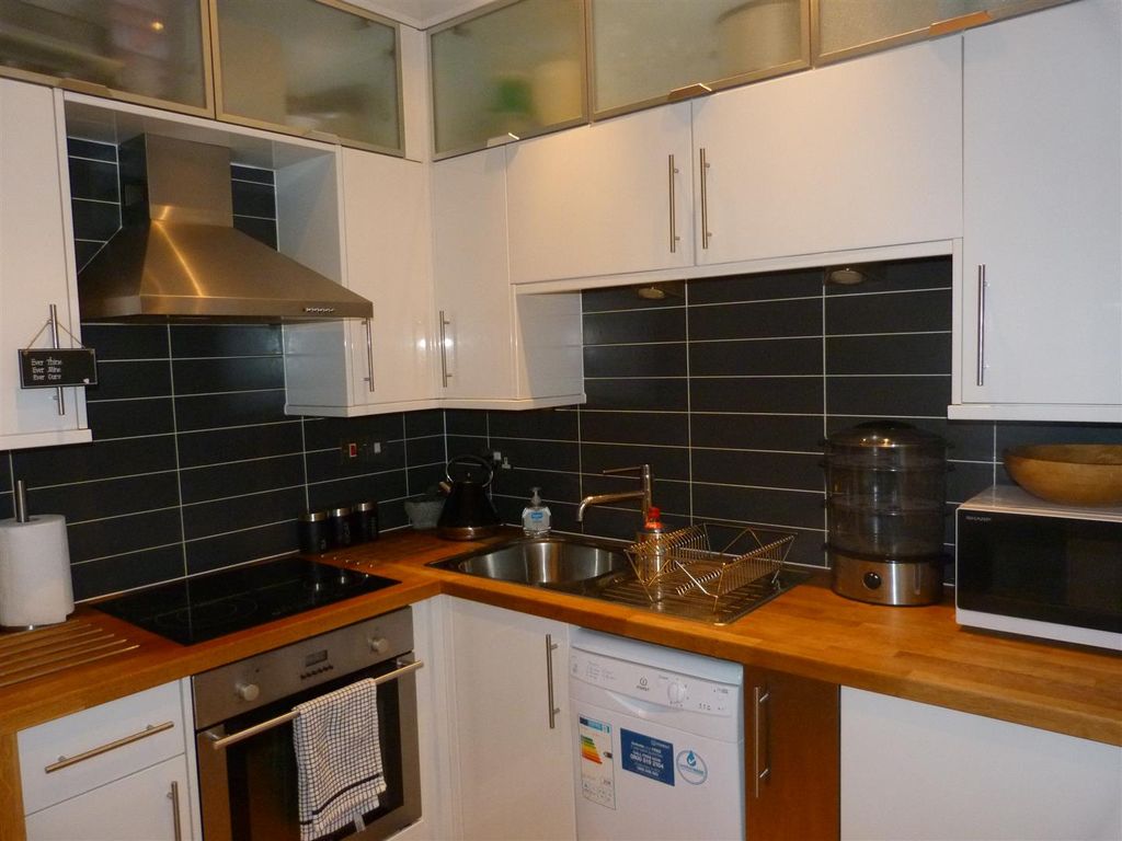 1 bed flat to rent in High Street, Cardiff CF10, £925 pcm