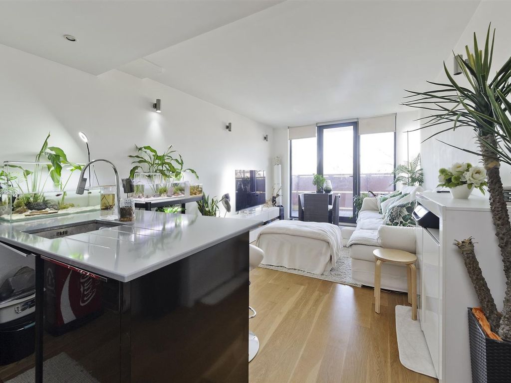 2 bed flat for sale in Barlby Road, London W10, £650,000