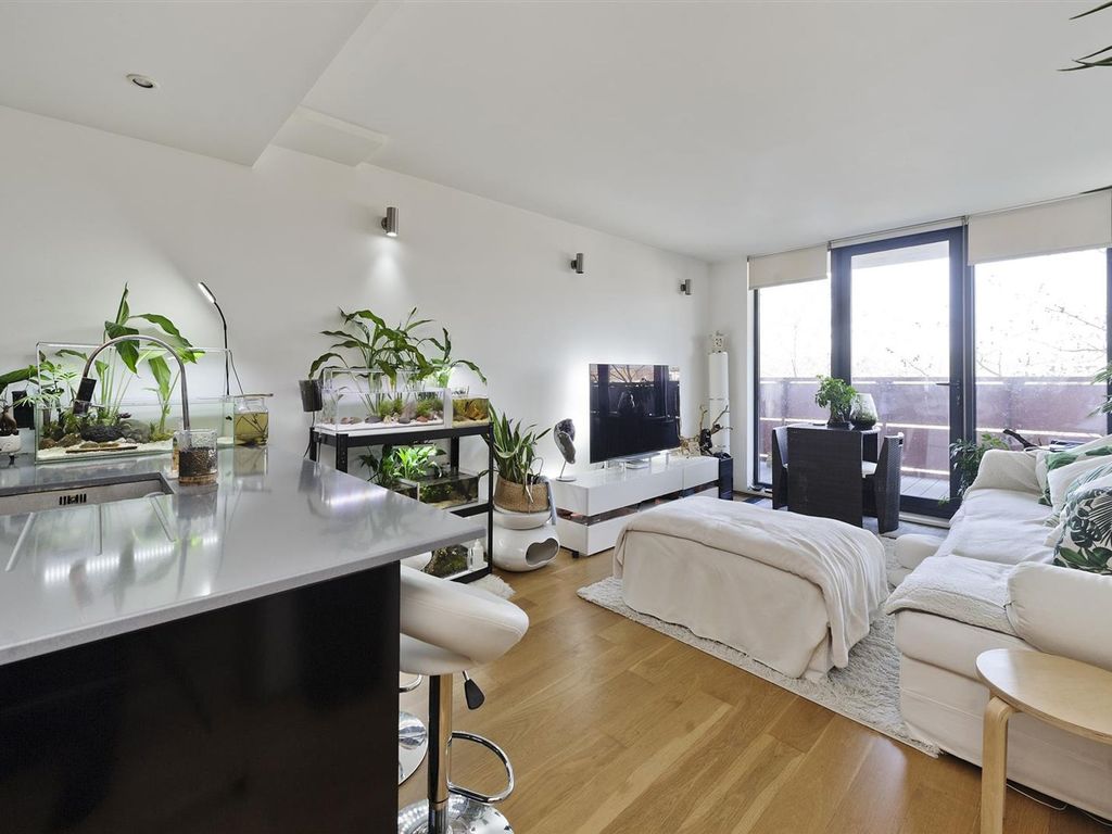 2 bed flat for sale in Barlby Road, London W10, £650,000