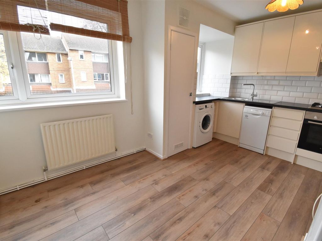 2 bed flat to rent in South Terrace, Surbiton KT6, £1,800 pcm