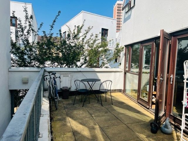 2 bed flat to rent in Eden Way, Bow E3, £2,200 pcm