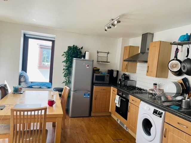 2 bed flat to rent in Eden Way, Bow E3, £2,200 pcm