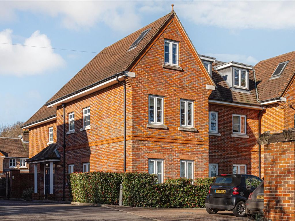 2 bed flat for sale in Egmont House, Hurley Close, Banstead SM7, £325,000