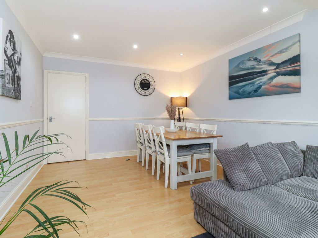 2 bed flat for sale in Mallard Road, Abbots Langley WD5, £350,000