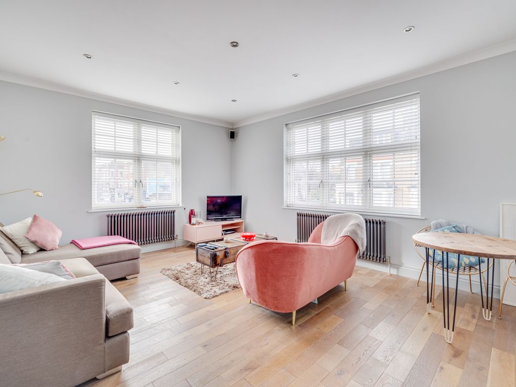 2 bed flat for sale in Fulham Road, Fulham SW6, £725,000