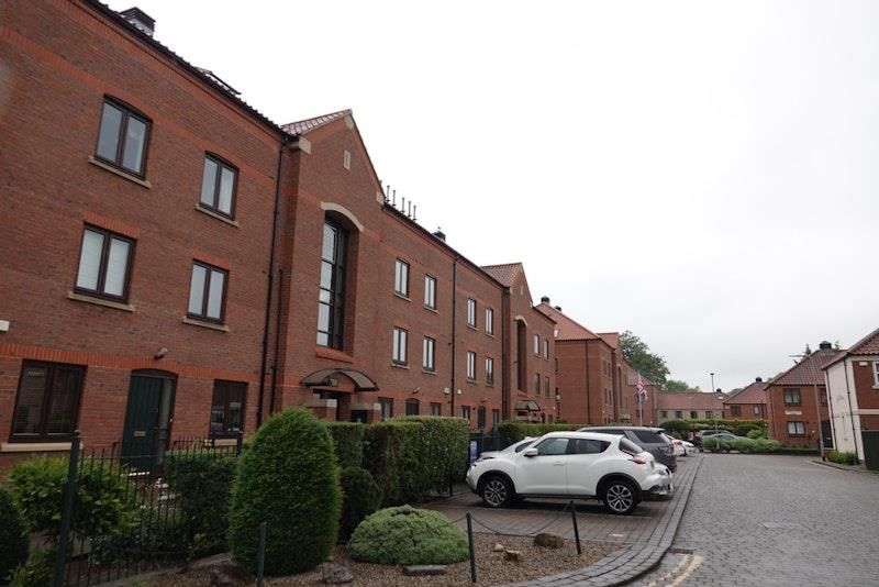2 bed flat to rent in Castle Dyke Wynd, Yarm TS15, £700 pcm