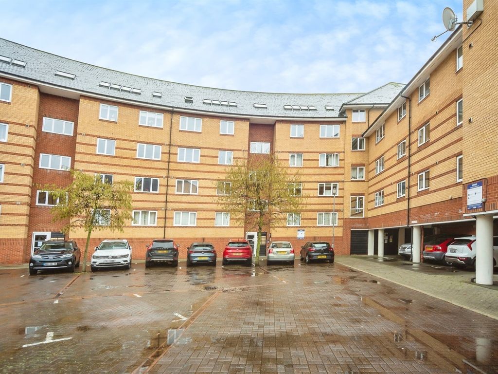 2 bed flat for sale in St. Peter Street, Maidstone ME16, £220,000