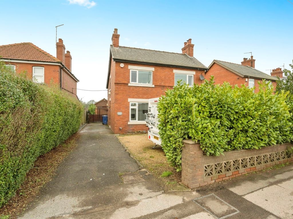 3 bed detached house for sale in Bawtry Road, Austerfield, Doncaster DN10, £350,000