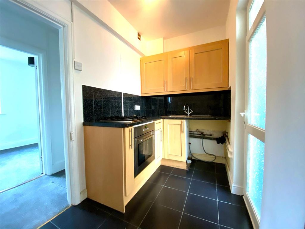 2 bed flat to rent in Newcomen Road, Portsmouth PO2, £900 pcm