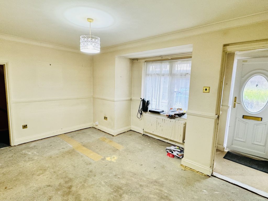 2 bed flat for sale in New Road, Portsmouth PO2, £80,000