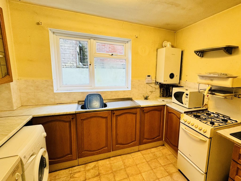 2 bed flat for sale in New Road, Portsmouth PO2, £80,000