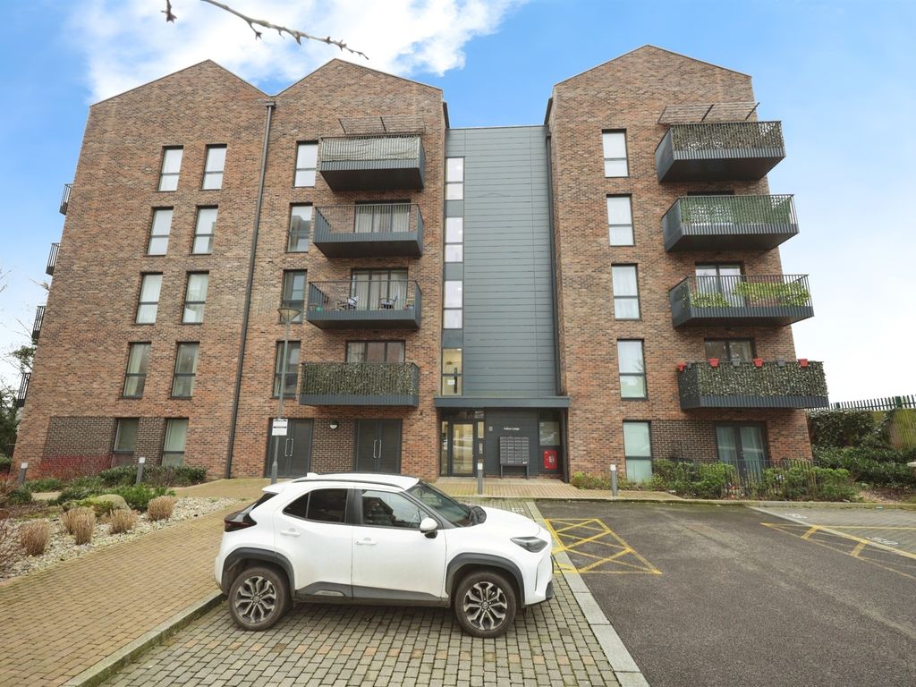 2 bed flat for sale in Riverwell Close, Watford WD18, £104,600