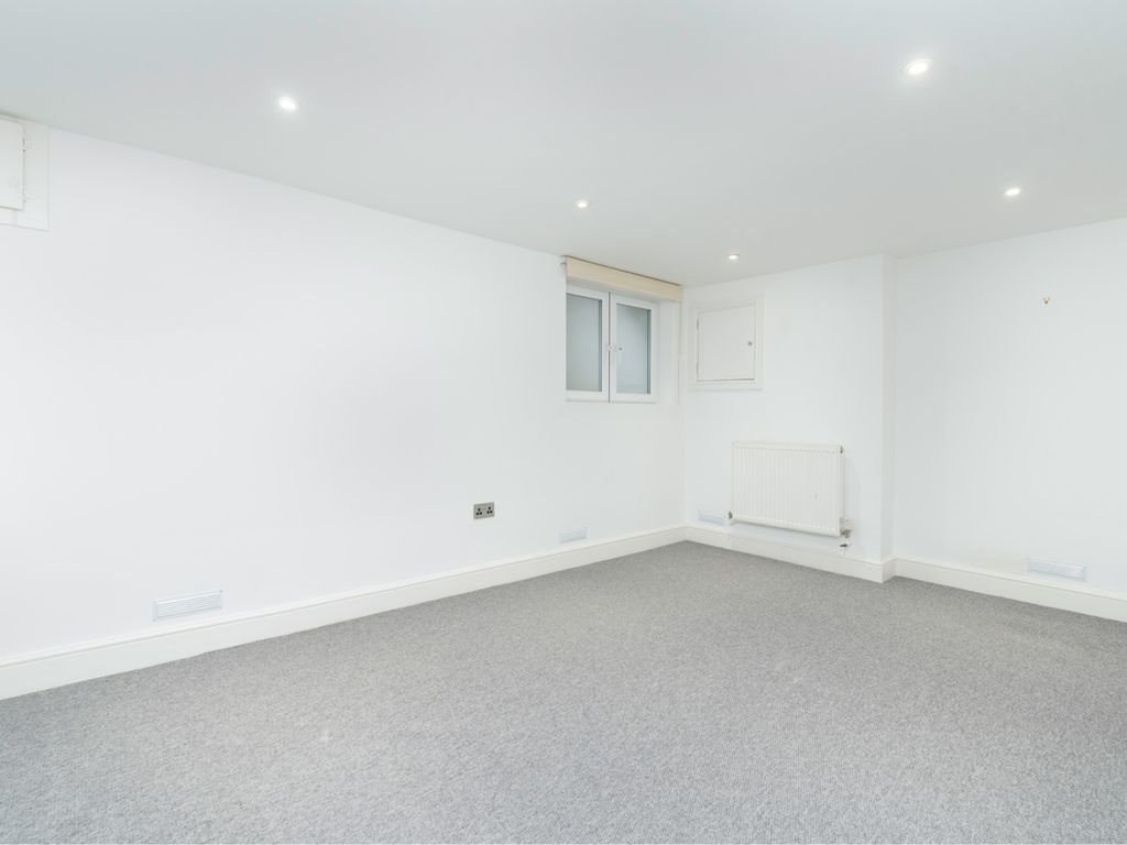 2 bed flat to rent in Winston Road, London N16, £2,500 pcm