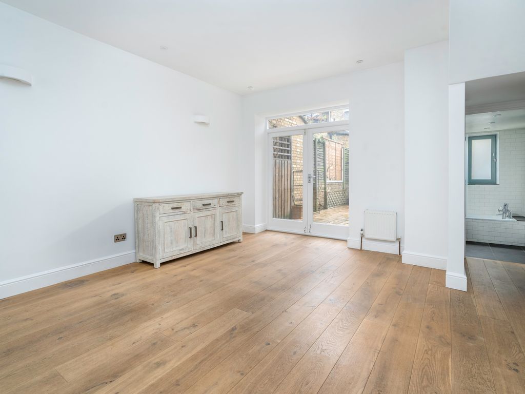 2 bed flat to rent in Winston Road, London N16, £2,500 pcm