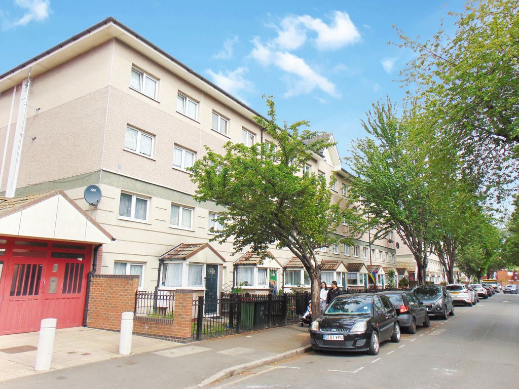 2 bed flat for sale in Canning Town, London E16, £329,999