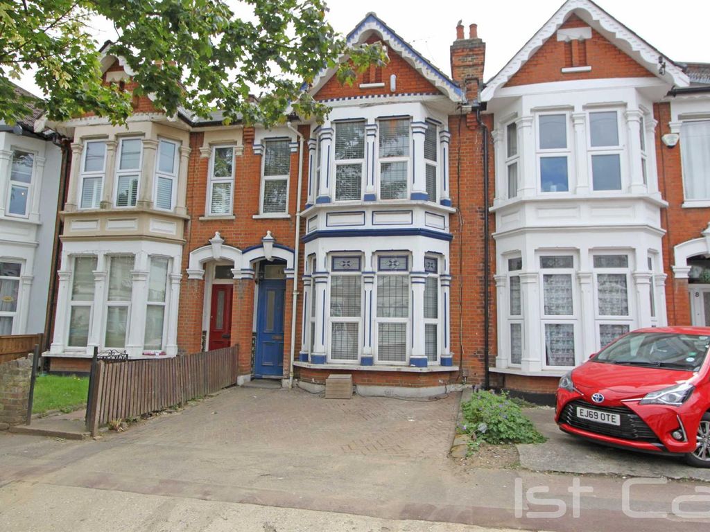 Room to rent in Wimborne Road, Southend-On-Sea SS2, £695 pcm