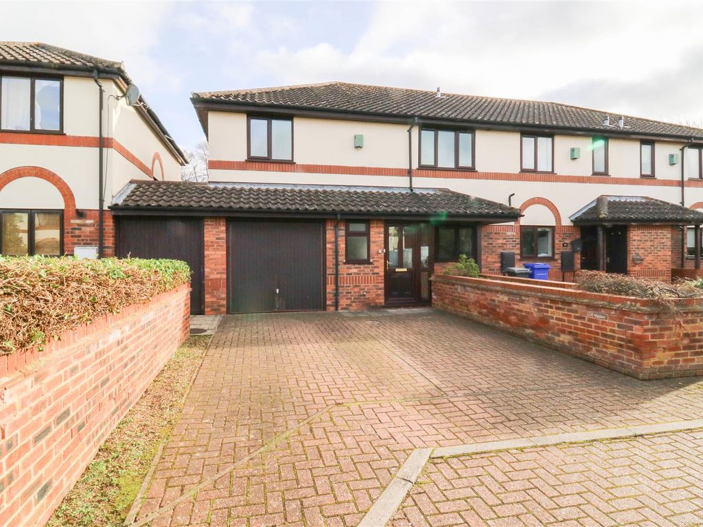 4 bed property for sale in Fairlawns, Newmarket CB8, £360,000