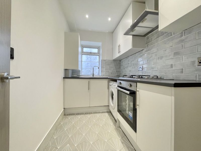 1 bed flat for sale in The Drive, London E18, £280,000