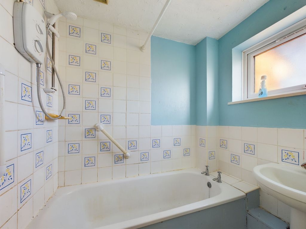 3 bed terraced house for sale in The Whaddons, Huntingdon, Cambridgeshire. PE29, £190,000