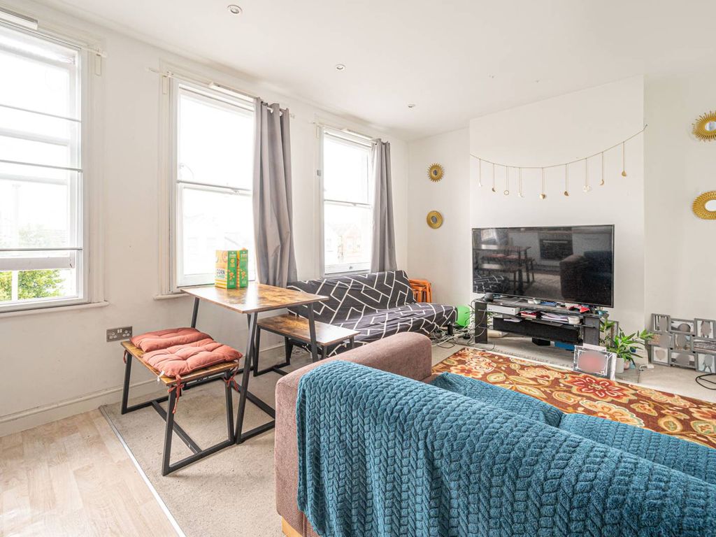 2 bed flat for sale in Finchley Road, Child's Hill, London NW2, £350,000