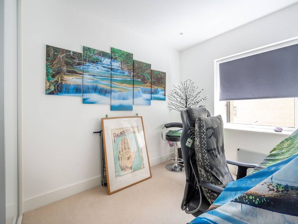 3 bed flat for sale in Frazer Nash Close, Isleworth TW7, £630,000