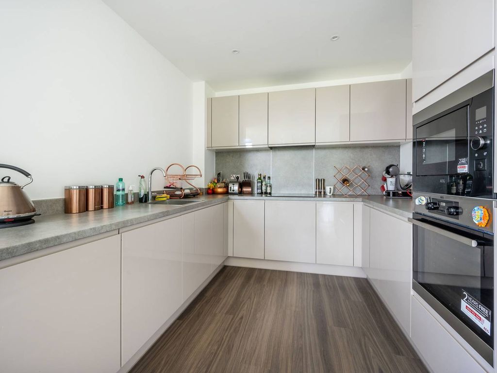3 bed flat for sale in Frazer Nash Close, Isleworth TW7, £630,000