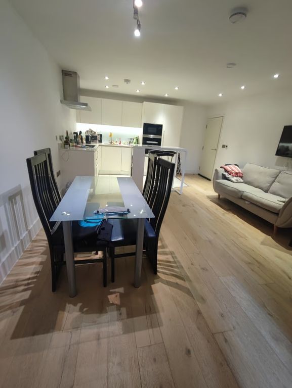 2 bed flat to rent in Fulham Palace Road, London W6, £2,800 pcm