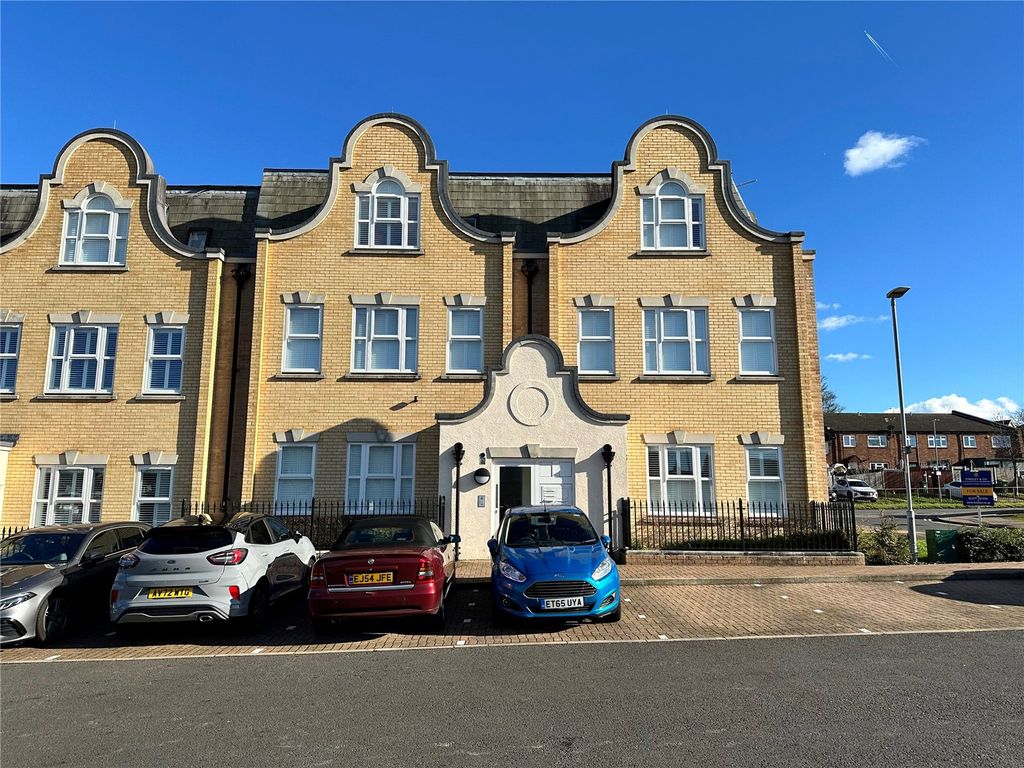 1 bed flat for sale in Aston Road, Basildon, Essex SS15, £225,000