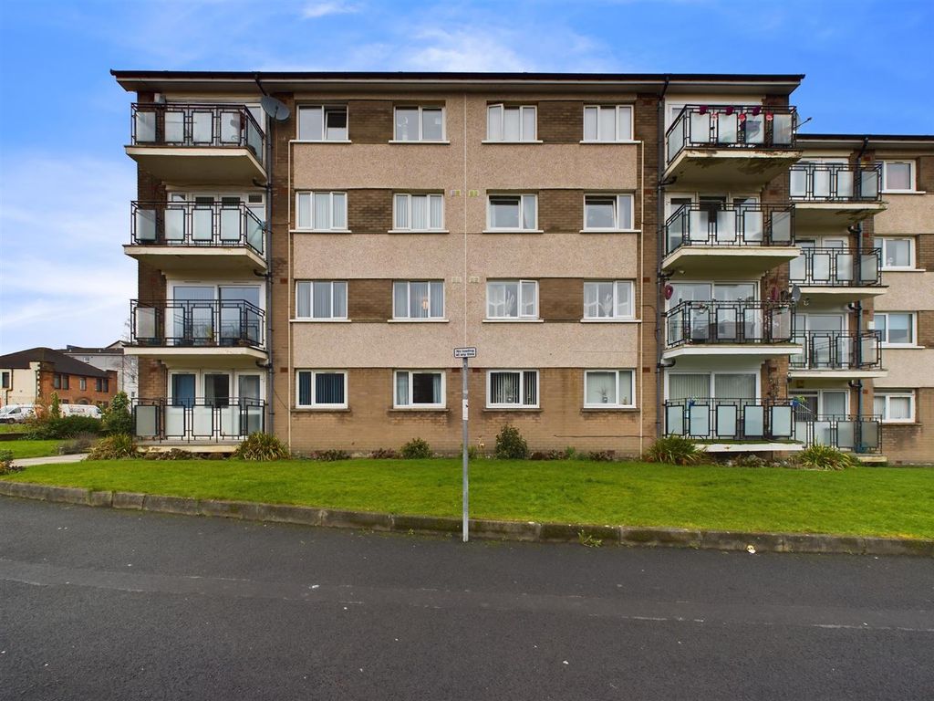 2 bed flat for sale in George Street, Paisley PA1, £95,000