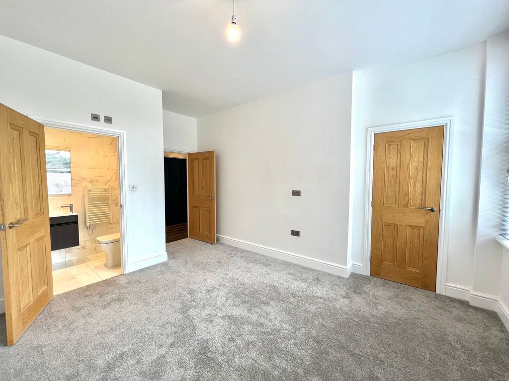 2 bed flat to rent in North Avenue, Elm Bank CV2, £1,500 pcm