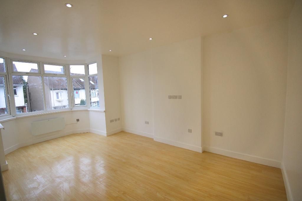 3 bed flat to rent in Lonsdale Avenue, Wembley, Middlesex HA9, £3,200 pcm