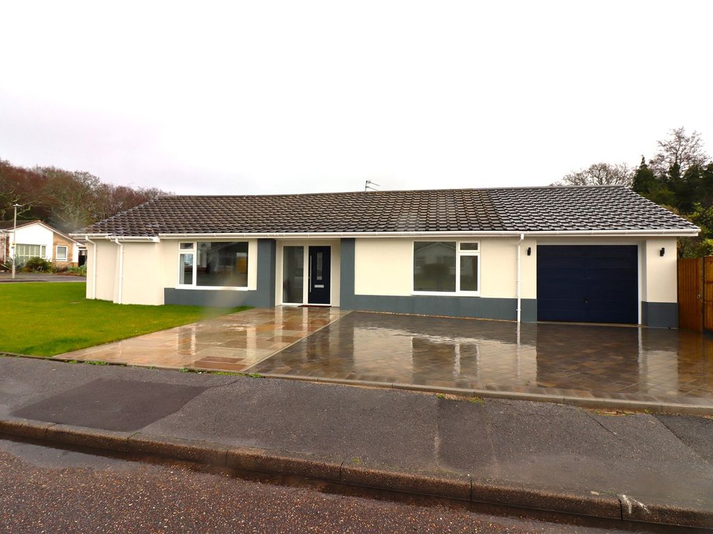 3 bed bungalow for sale in Gladelands Way, Broadstone BH18, £590,000