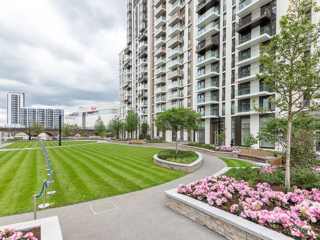 2 bed flat to rent in White City Living, Cassini Apartments, Cascade Way, White City W12, £3,900 pcm