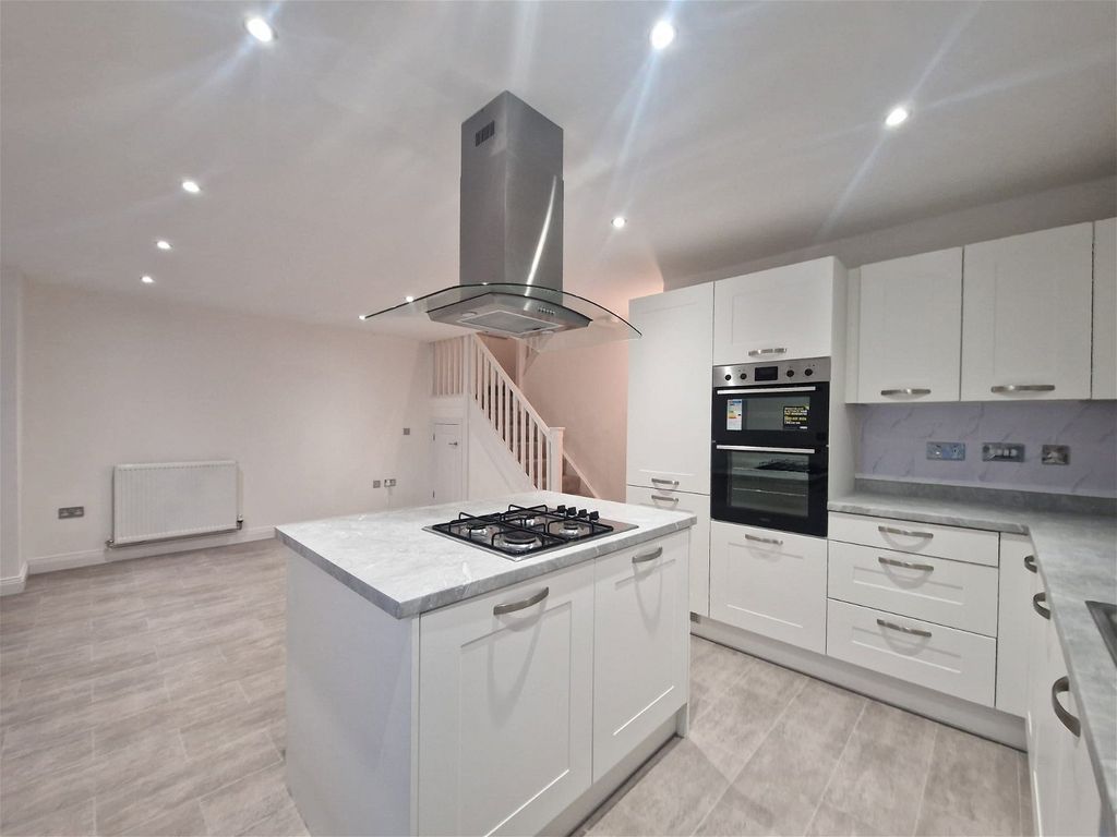 4 bed detached house for sale in Garrett Hall Road, Mosley Common M28, £399,950