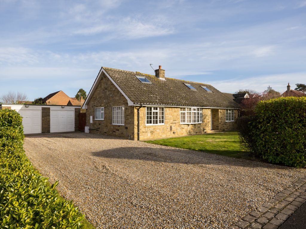 3 bed bungalow for sale in Farriers Chase, Strensall, York YO32, £695,000