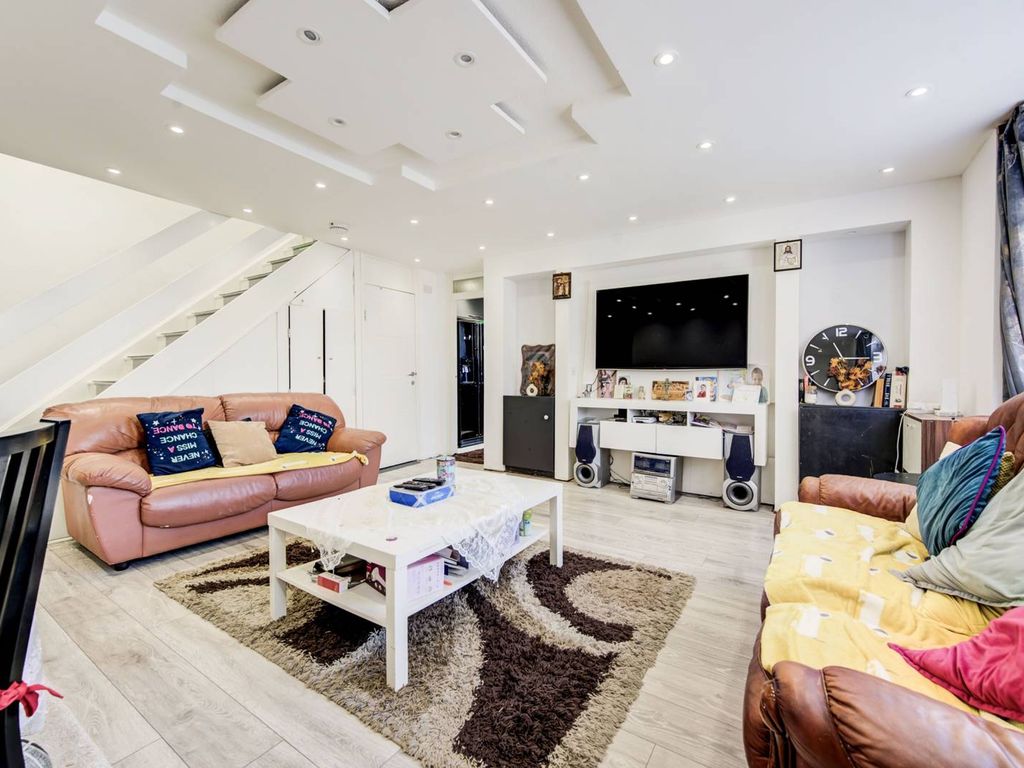 2 bed flat for sale in North End Road, Barons Court, London W14, £475,000