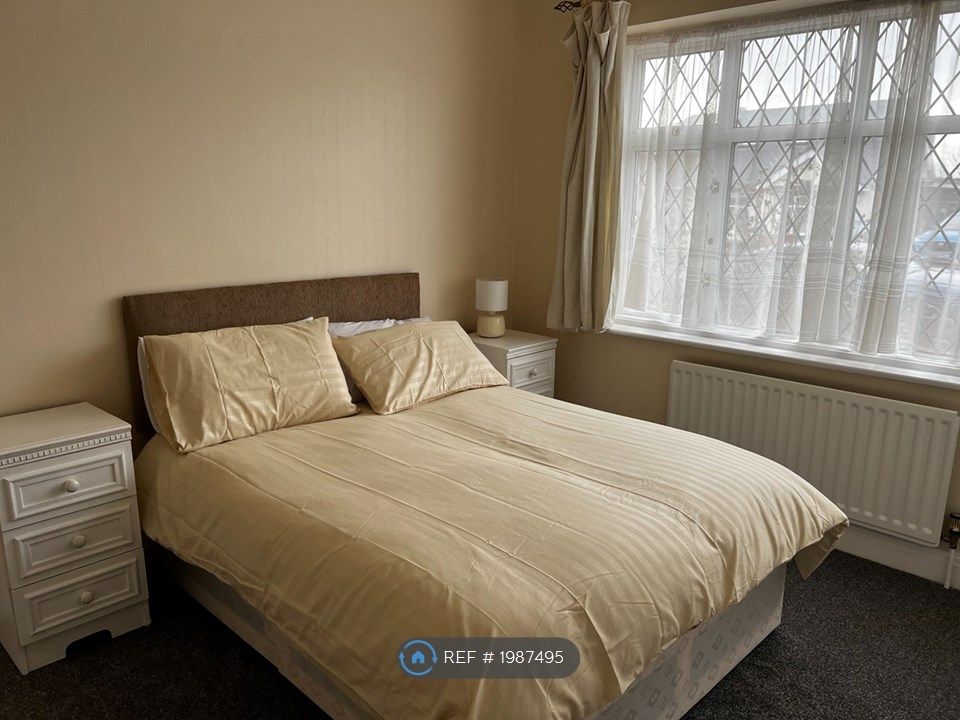 Room to rent in Manor Avenue, Northolt UB5, £950 pcm