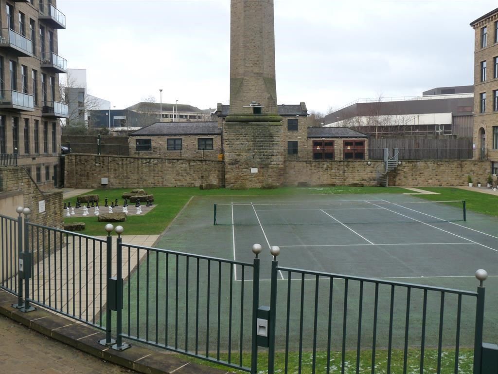 2 bed flat for sale in Salts Mill Road, Shipley BD17, £220,000