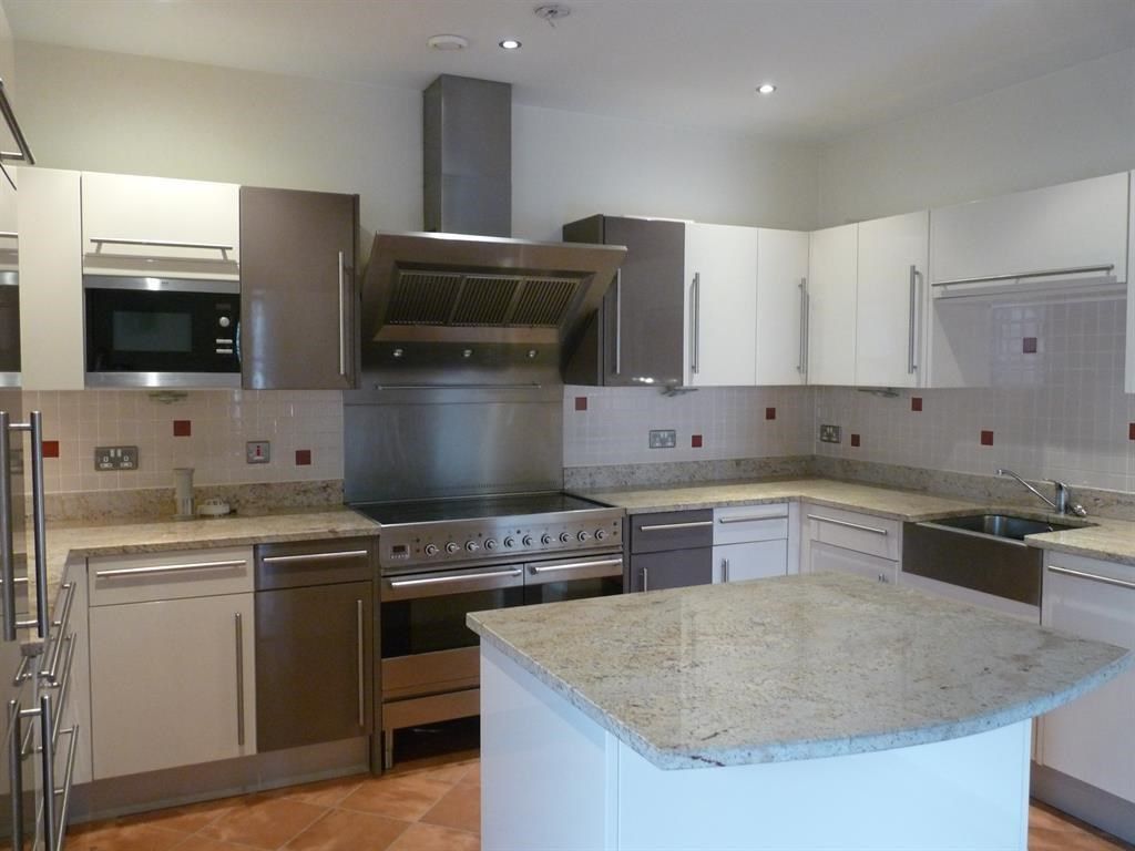 2 bed flat for sale in Salts Mill Road, Shipley BD17, £220,000