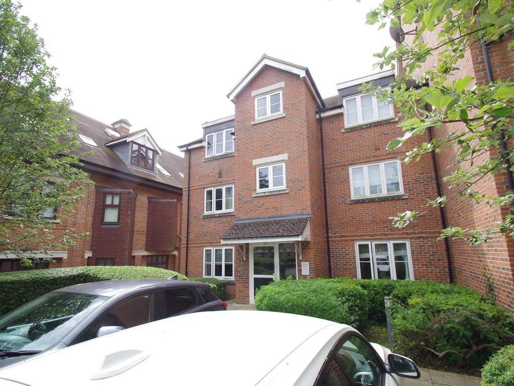 1 bed flat to rent in Arden Court, Lockhart Road, Watford WD17, £1,350 pcm