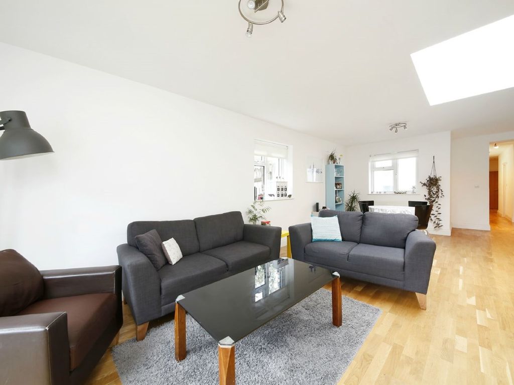 3 bed flat to rent in Central Hill, London SE19, £2,650 pcm