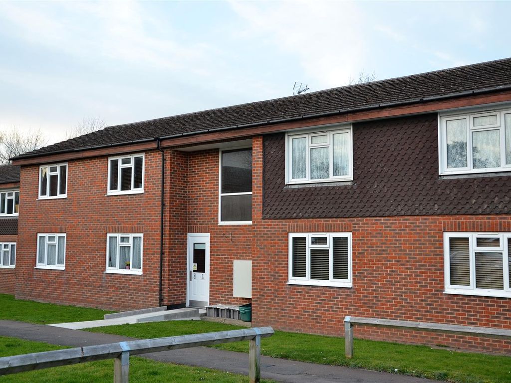 2 bed flat to rent in Arbour View, Amersham HP7, £1,350 pcm