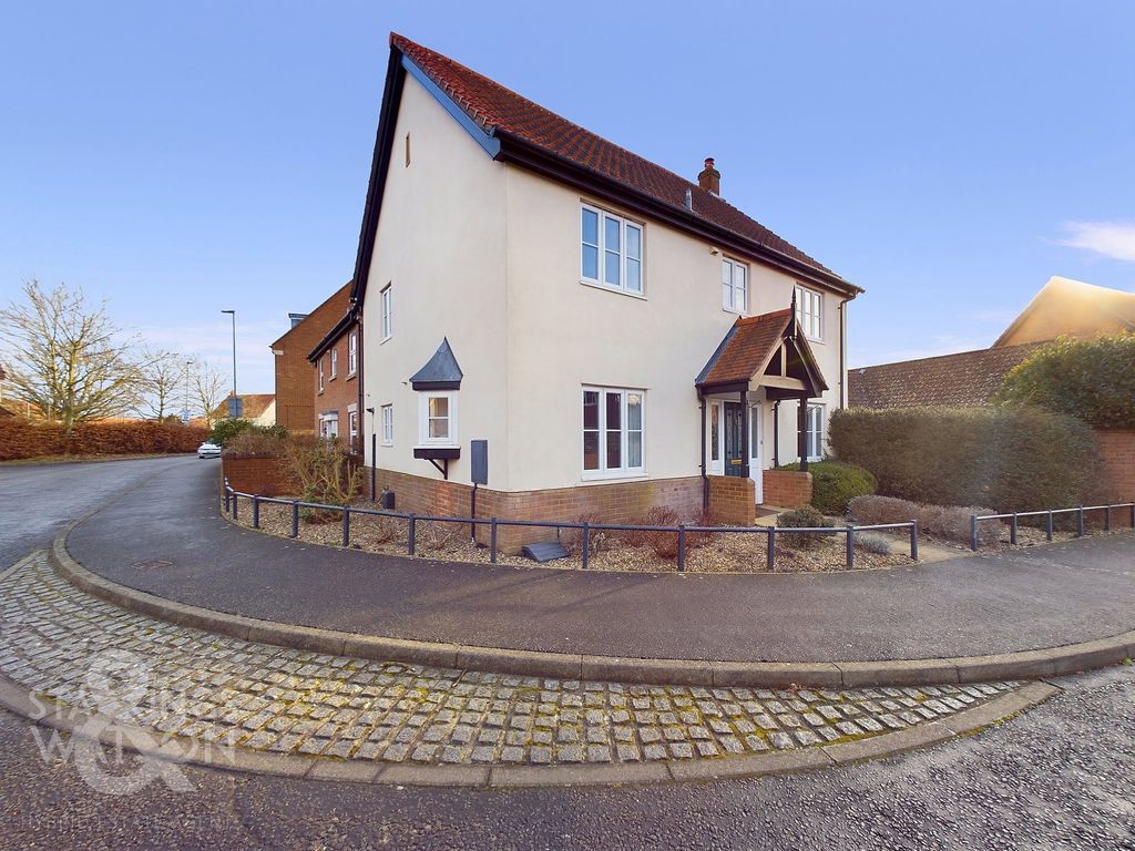 4 bed detached house for sale in Blackthorn Way, Poringland, Norwich NR14, £400,000