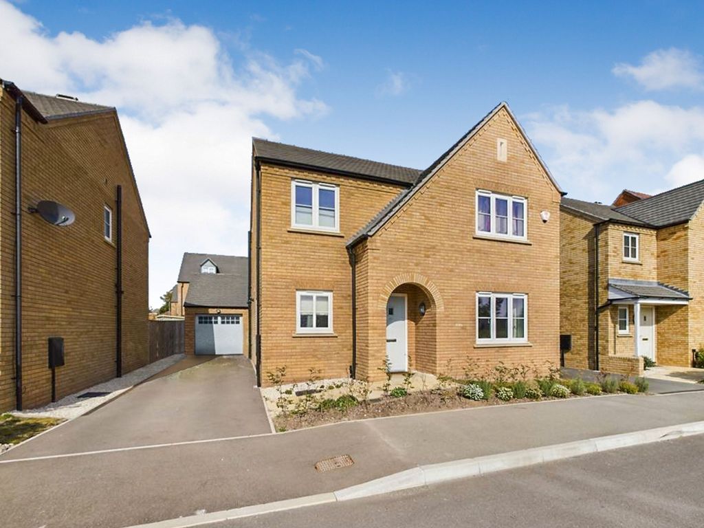 4 bed detached house for sale in Crest Drive, Fenstanton, Cambridgeshire. PE28, £460,000