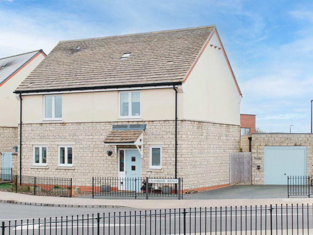 4 bed detached house for sale in Cranberry Avenue, Bicester OX27, £550,000