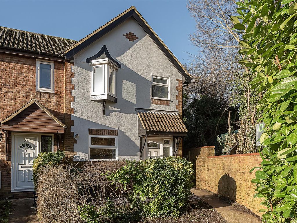 3 bed end terrace house for sale in Farriday Close, Valley Road, St.Albans AL3, £570,000