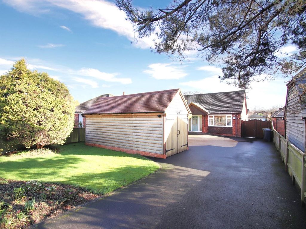 3 bed chalet for sale in Botley Road, Horton Heath, Eastleigh SO50, £495,000