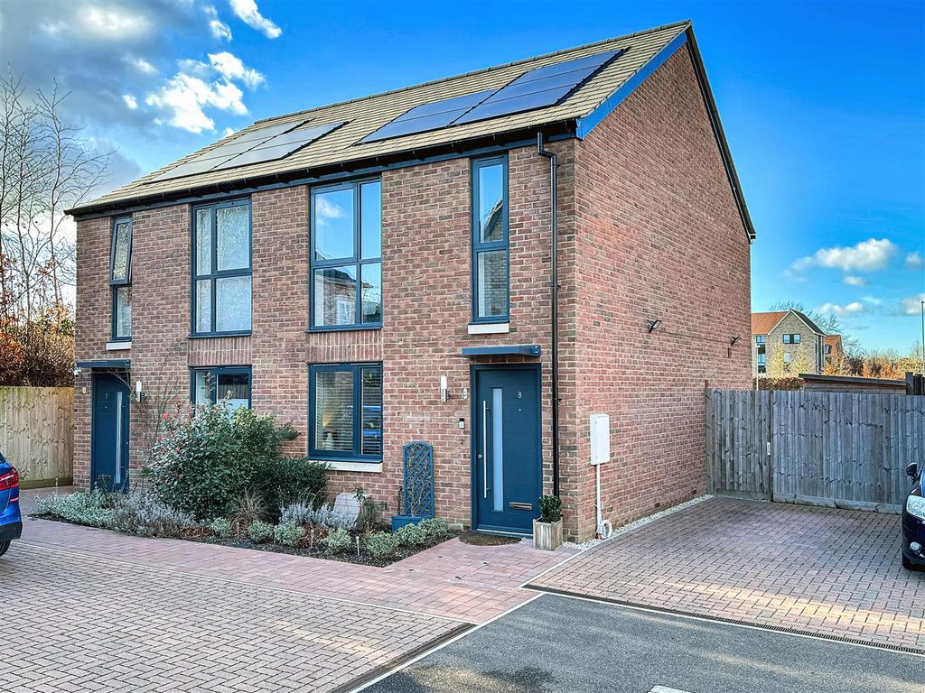 2 bed semi-detached house for sale in Plymouth Close, Cambridge CB3, £450,000