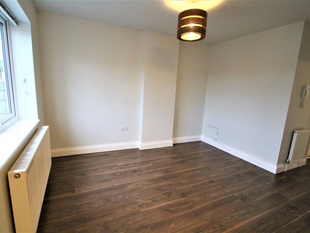 2 bed flat to rent in High Road, Loughton IG10, £1,250 pcm