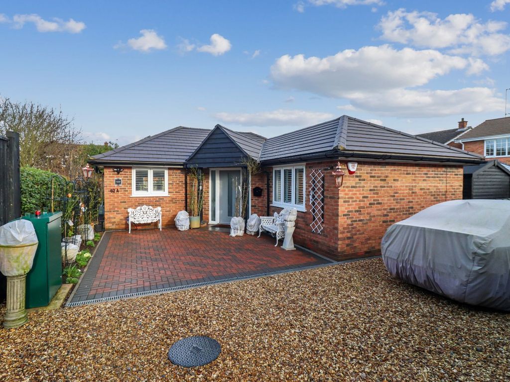 2 bed bungalow for sale in New Road, Penn HP10, £675,000